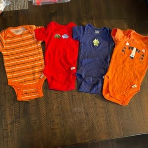 Set of 4 Boys Onesies size 0-3 Months
